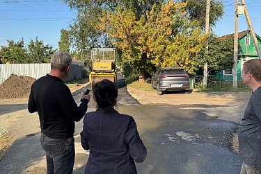 В Оренбурге асфальтируют дорогу на улице Маячной
